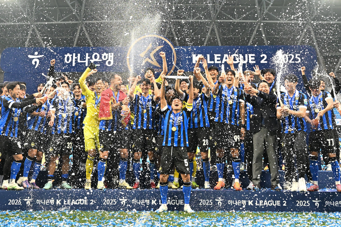 <b>인천</b>, 캡틴 <b>이명주</b>와 <b>연장 계약</b> 체결
