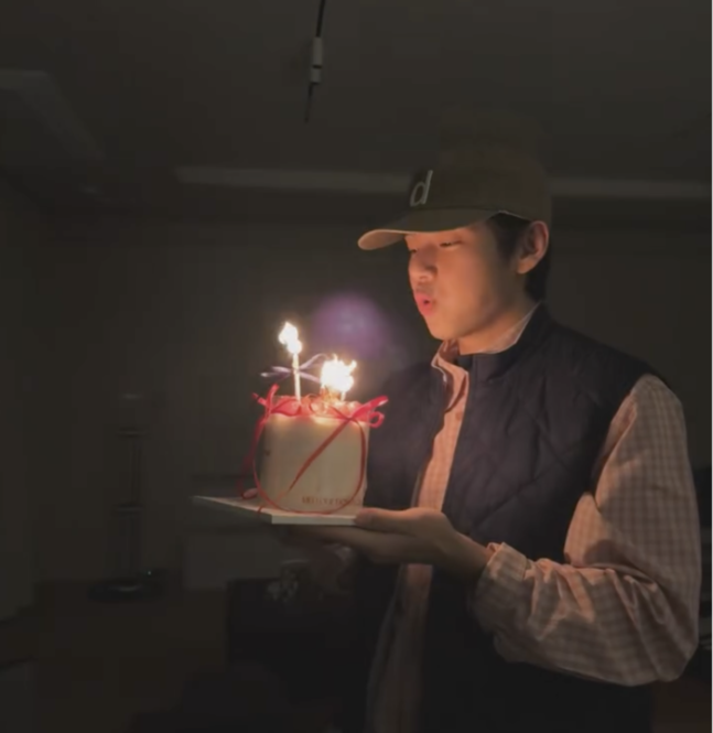 V يعد الـARMY بعام جديد في عيد ميلاده الثلاثين