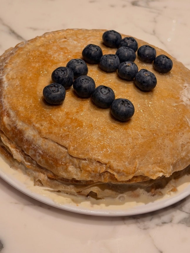 V يشارك لحظات سعيدة من احتفالاته