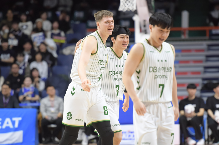 ‘외곽 폭발’ <b>DB</b>, <b>KCC</b> 완파…농구영신 승리와 함께 2025년 마무리 [SS사...