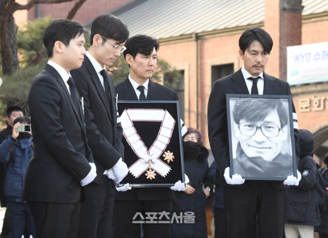 故 안성기, 아들 눈물 속 영결식…정우성·이정재→유지태가 배웅한 마지막 길 [SS종합]