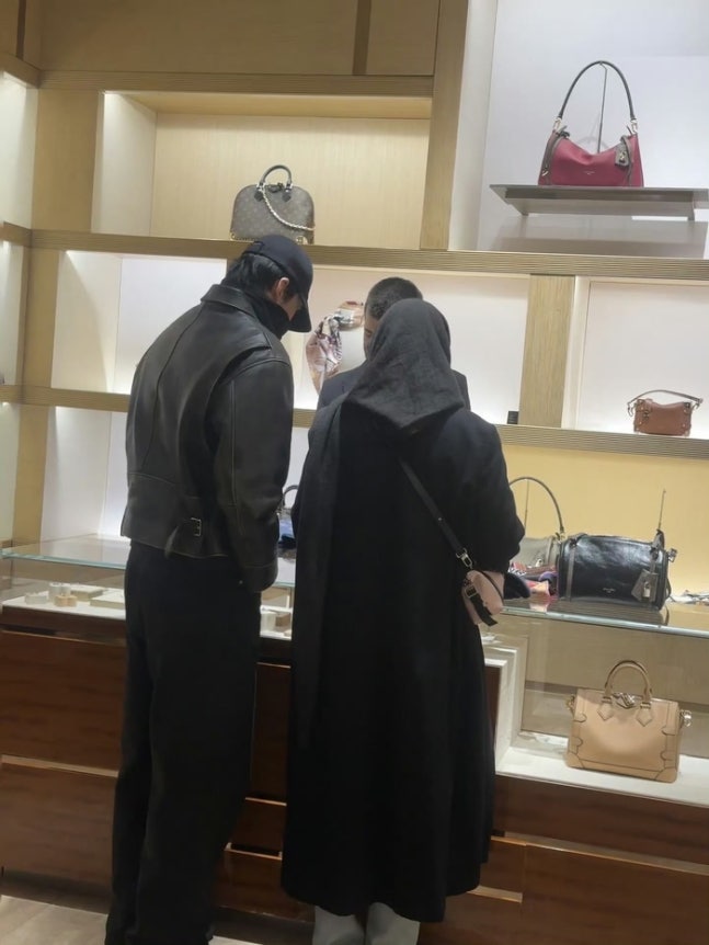 Shin Min-ah and Kim Woo-bin walking together in Barcelona during their honeymoon