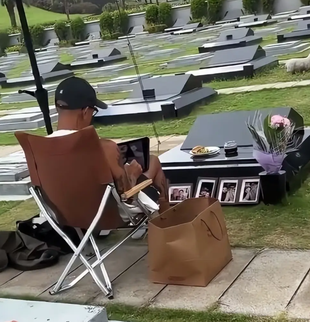 “희원이는 저보다 더 힘들게 누워있는데”…구준엽, 1주기에도 ‘멈춘 시간’