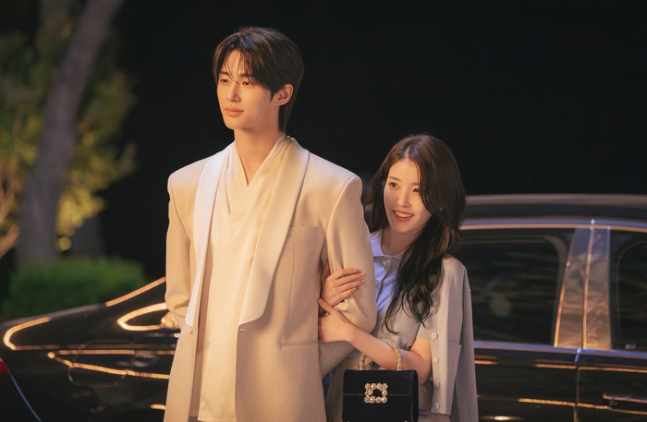 아이유♥변우석, 파파라치에 찍혔다…비현실적 부부 모먼트(‘21세기 대군부인’)