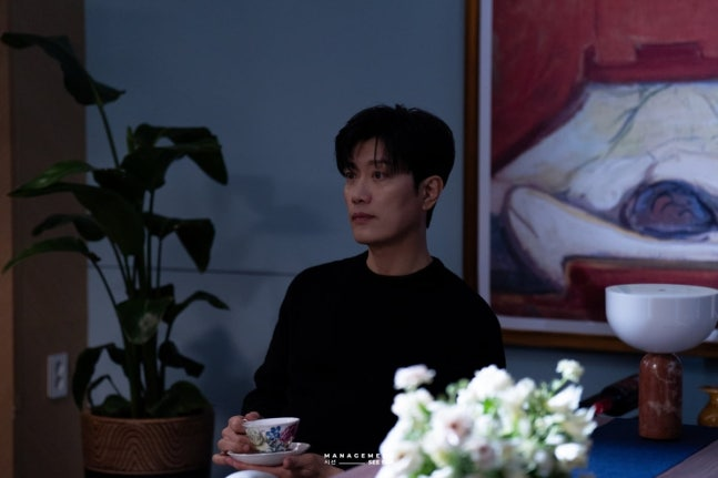 朴喜洵在WOODZ《Human Extinction》MV展現多面演技，深刻詮釋人性的光暗對話