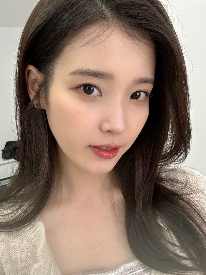 이게 바로 햇살반 선생님의 미모? 아이유 , 차량 안에서도 숨길 수 없는...