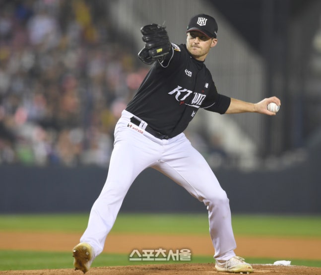 KT서 뛰었던 벤자민, 플렉센 빈자리 채운다…부상 대체 외국인 선수로 두산 합류 [SS시선집중]