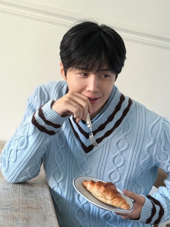 Những bức ảnh được tiết lộ cho thấy Seonho còn đẹp hơn cả hoa.