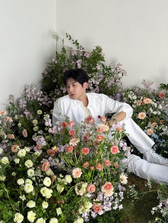 Những bức ảnh được tiết lộ cho thấy Seonho còn đẹp hơn cả hoa.