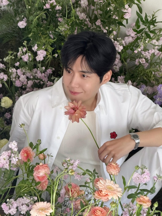 Những bức ảnh được tiết lộ cho thấy Seonho còn đẹp hơn cả hoa.