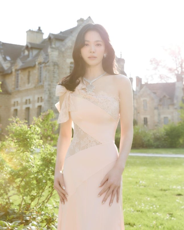 프랑스 배우 소피 마르소와 함께한 모습을 공개한 송혜교