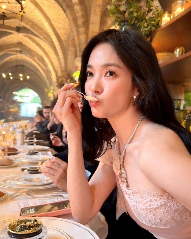 프랑스 배우 소피 마르소와 함께한 모습을 공개한 송혜교
