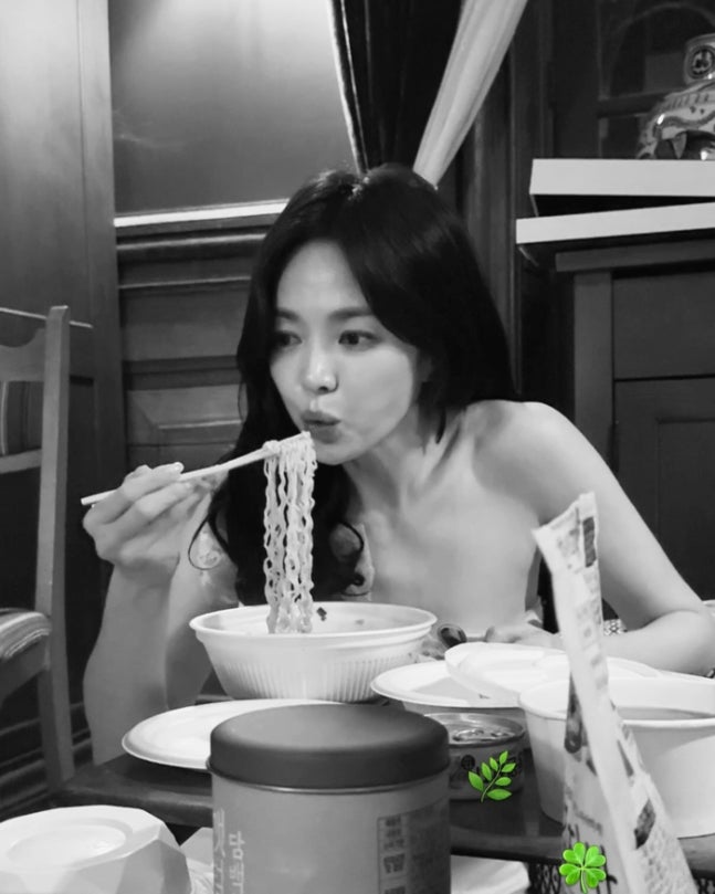 프랑스 배우 소피 마르소와 함께한 모습을 공개한 송혜교
