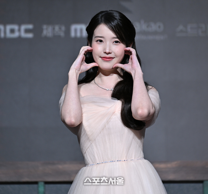 아이유 , ‘21세기 대군부인’ 논란 속 팬들에 울컥 “더 책임감 갖겠다...