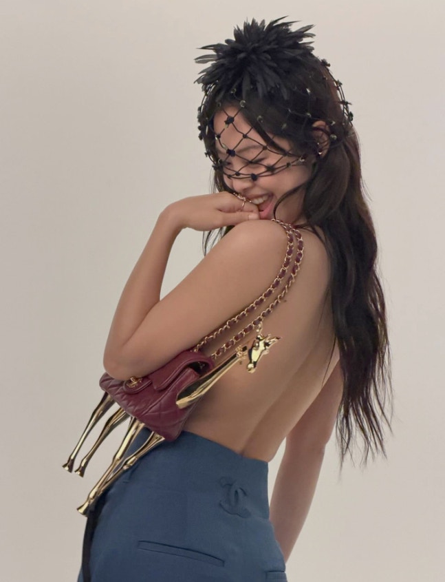 자신감 넘치는 에티튜드를 보여준 제니 화보