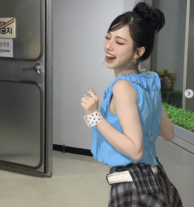 귀엽고 깜찍한 카리나의 즐거운 미소네요
