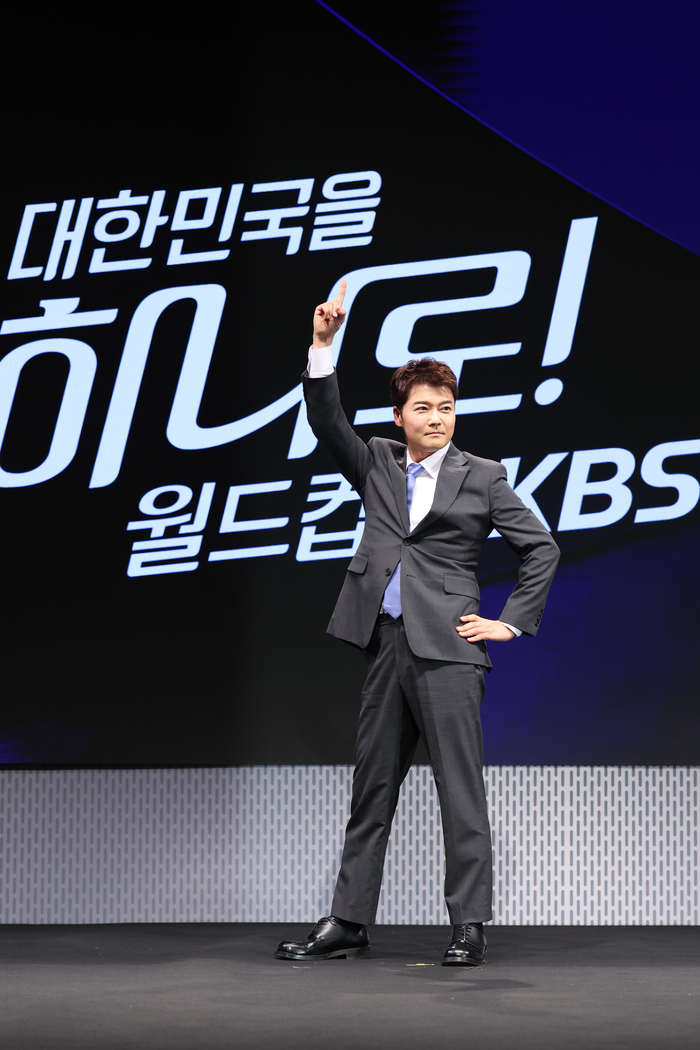 “연예대상보다 홍명보호 8강” 전현무, 축구캐스터 정식 데뷔…체코vs...