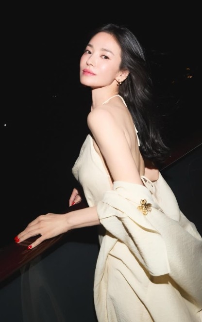 가디건 벗자 반전…송혜교, 노출도 품격있게 ‘파격 뒤태라 더 놀랍다’