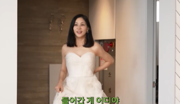 ‘장동건’ <b>고소영</b>, 16년 만에 웨딩드레스 입었는데…“등이 안 잠겨...