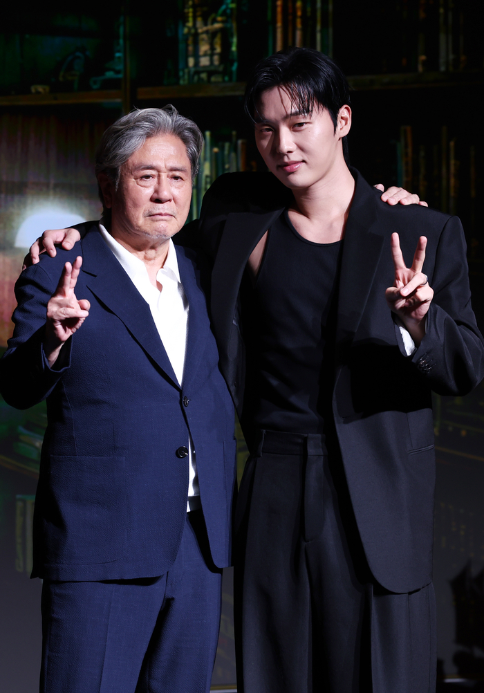 ‘맨 끝줄 소년’ <b>최민식</b>X최현욱, 40년 뛰어넘은 만남…위험한 서스펜스...