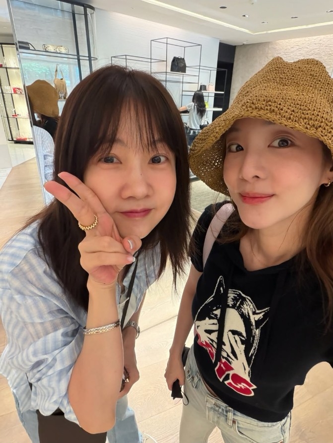‘둘이 합쳐 96세’ 산다라박·<b>박소현</b>, 시간 멈춘 듯한 동안 미모