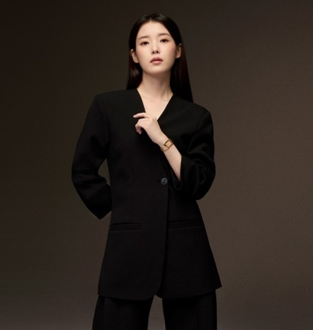 “마음 참 무겁다” 아이유, 사과 두 달 만에 결별...웃음기 없는 최근...