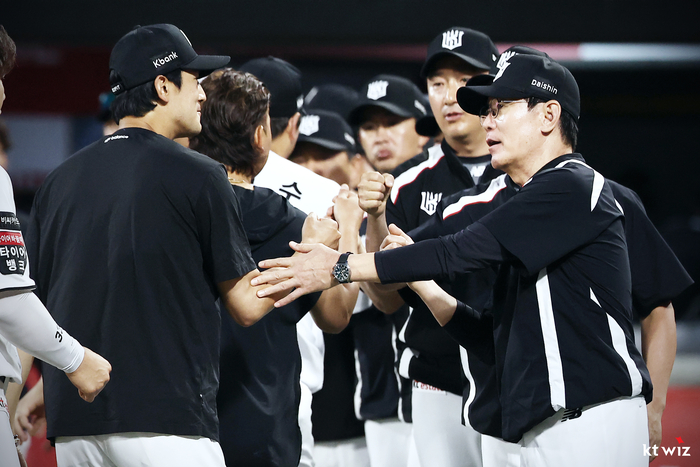 “완벽한 투구” 고영표, 1080일 만의 ‘<b>KT 7연승</b>’ 이끌었다…강철매직...