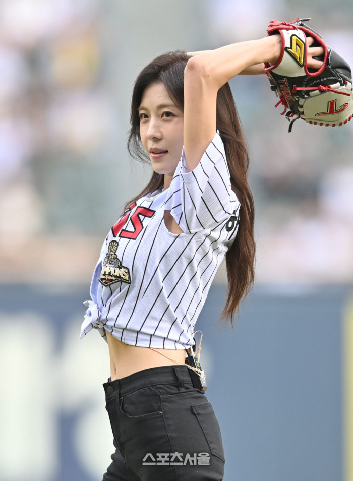 韓 배우 최초…<b>하지원</b>, MLB <b>팬웨이</b> 파크 <b>시구</b>