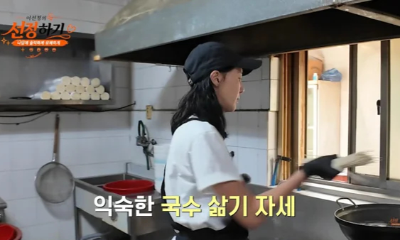 “연예인도 일 없으면 백수”…<b>이선정</b>, 통장 바닥나자 母 식당서 국수 ...