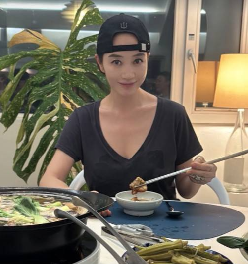 ‘볼캡이 <b>김혜수</b>를 삼켰다’…얼굴 사라지고 이목구비만 남았다