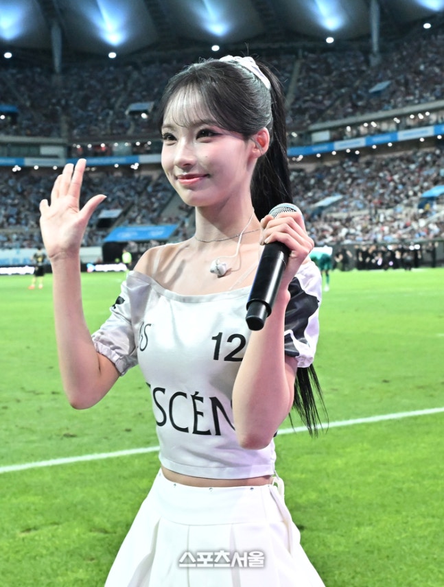 리센느의 원이가 9일 서울월드컵경기장에서 열린 2026 쿠팡플레이 시리즈 맨체스터 시티와 아틀레티코 마드리드의 경기 하프타임 공연을 마친 뒤 관중석을 향해 인사를 하고 있다. 2026. 8. 9. 박진업 기자 upandup@sportsseoul.com