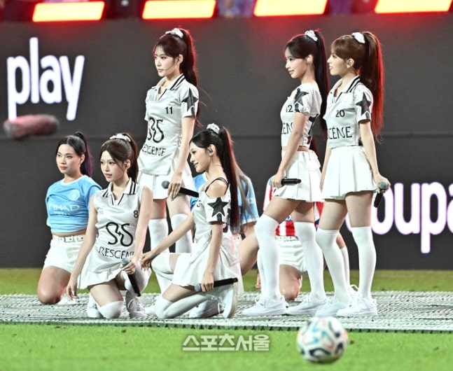 리센느가 9일 서울월드컵경기장에서 열린 2026 쿠팡플레이 시리즈 맨체스터 시티와 아틀레티코 마드리드의 경기 하프타임 공연을 하고 있다. 2026. 8. 9. 박진업 기자 upandup@sportsseoul.com