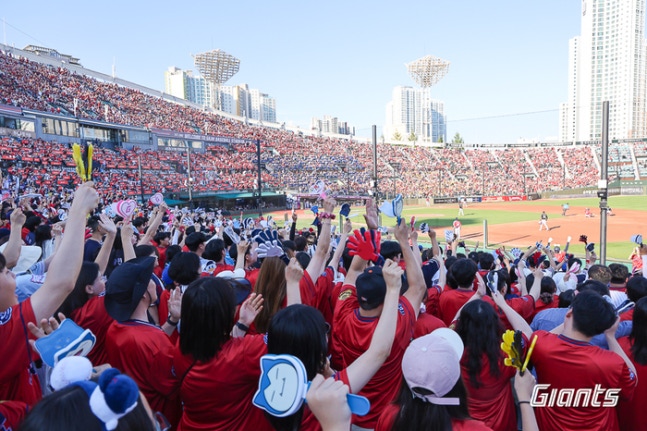 롯데 팬들이 28일 사직구장에서 열린 2026 KBO리그 정규시즌 LG와 롯데 경기에서 열띤 응원을 선보이고 있다. 사진 | 롯데 자이언츠