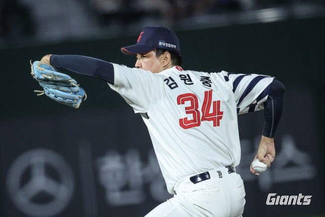 롯데 김원중이 24일 부산 사직구장에서 열린 2026 KBO리그 KT전에서 힘차게 공을 던지고 있다. 사진 | 롯데 자이언츠