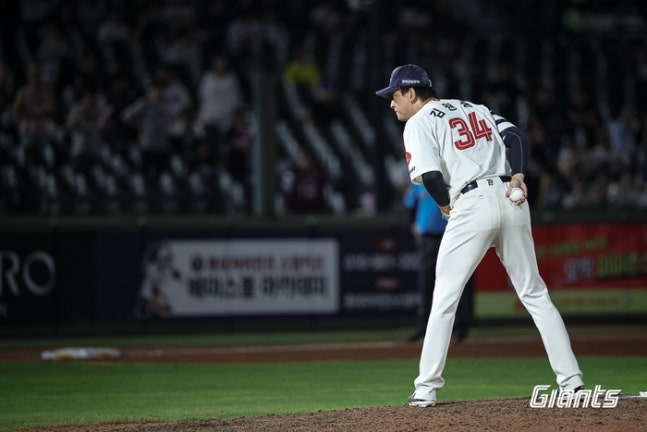 롯데 김원중이 4일 부산 사직구장에서 열린 2026 KBO리그 키움전에서 투구 준비를 하고 있다. 사진 | 롯데 자이언츠