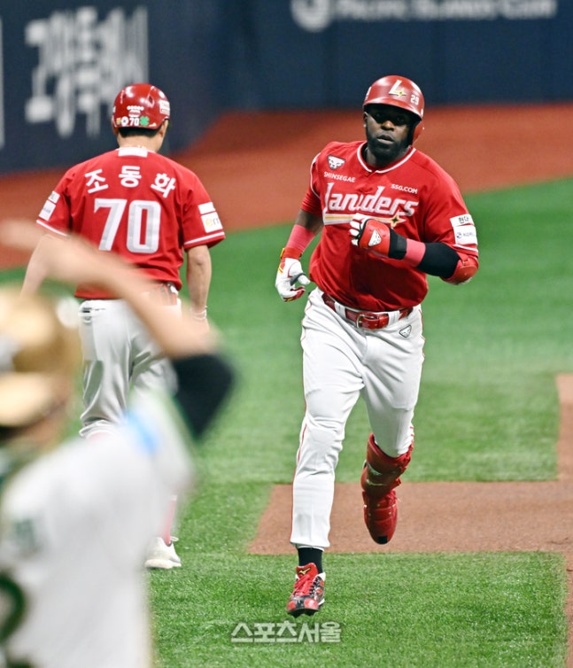 SSG 에레디아가 19일 서울 고척스카이돔에서 열린 2026 KBO리그 키움전 1회초 2사 2루 상황에서 키움 선발 박정훈을 상대로 2점 홈런을 친 뒤 베이스를 돌고 있다. 고척 | 박진업 기자 upandup@sportsseoul.com