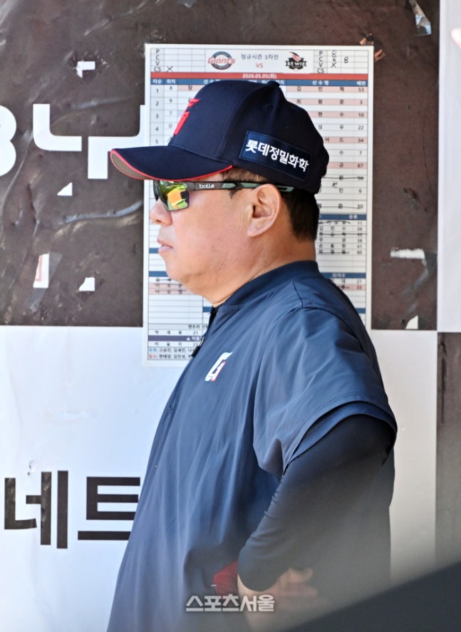 롯데 김태형 감독이 5일 수원케이티위즈파크에서 열리는 2026 KBO리그 KT전 9회초 팀의 마지막 공격을 바라보고 있다. 수원 | 박진업 기자 upandup@sportsseoul.com