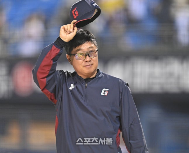 롯데 김태형 감독이 15일 서울 잠실구장에서 열린 2026 KBO리그 두산전 승리 후 관중에 인사를 하고 있다. 잠실 | 최승섭 기자 thunder@sportsseoul.com