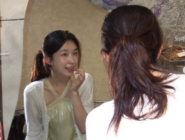 ‘<b>장기하</b>’ <b>윤가이</b>, ‘아이유 논란’ 끄떡없다...거울 보며 여유롭게...