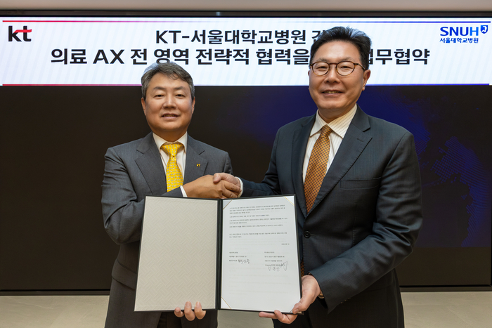 김봉균 KT Enterprise부문장(왼쪽)과 백남종 서울대학교병원장이 기념사진을 촬영하는 모습. 사진ㅣKT
