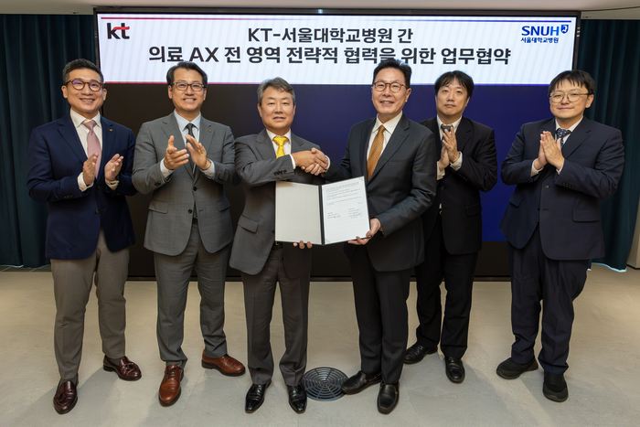 김봉균 KT Enterprise부문장(왼쪽 세번째)과 백남종 서울대학교병원장(왼쪽 네번째) 등 KT와 서울대학교병원 관계자들이 기념사진을 촬영하는 모습. 사진ㅣKT