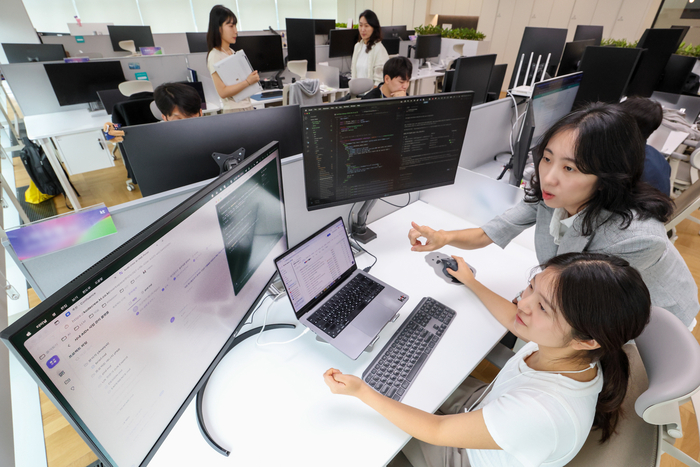 KT 직원들이 AI 기반 업무 혁신 체계인 AID-X를 기반으로 IT 개발·운영 업무를 수행하는 모습. 사진ㅣKT