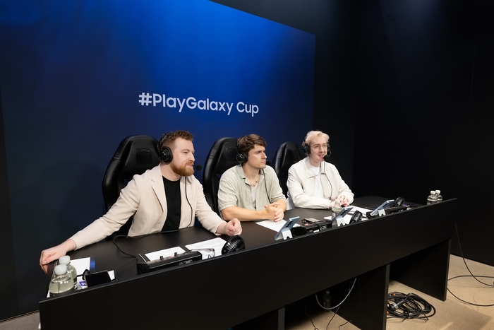 플레이갤럭시 컵 월드 파이널을 중계하는 모습. (왼쪽부터) 전문 캐스터 캘래리스(Kaelaris), 글로벌 스트리머 루드윅(Ludwig), 전문 캐스터 블랭크(Blank). 사진ㅣ삼성전자