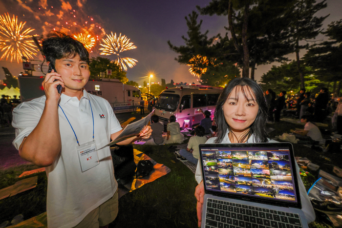 ‘서울세계불꽃축제 2026’ 행사장에서 KT 직원들이 5G 단독모드(SA) 네트워크 슬라이싱 기술을 적용한 단말로 현장 안전관리용 통신망 품질을 점검하고 있다. 사진ㅣKT