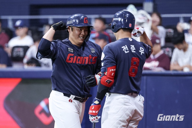롯데 한동희(왼쪽)가 12일 서울 고척슨카이돔에서 열린 2026 KBO리그 키움전에서 스리런 홈런을 터뜨린 뒤 전준우와 기뻐하고 있다. 사진 | 롯데 자이언츠