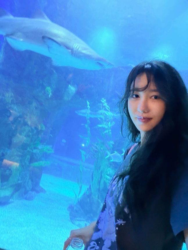 롯데월드타워 아쿠아리움 나타난 이지아, 장애 고백 후 밝은 근황 공개