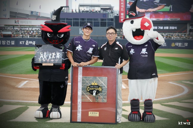 KT 황재균이 13일 수원케이티위즈파크에서 열린 2026 KBO리그 정규시즌 롯데전에 앞서 열린 은퇴 행사에서 나도현 단장과 기념촬영을 하고 있다. 사진 | KT 위즈