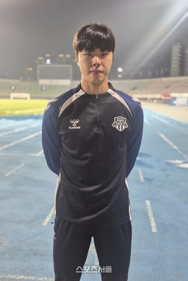 수원FC 최기윤이 13일 천안전에 끝난 뒤 포즈를 취하고 있다. 사진 | 수원=박준범기자
