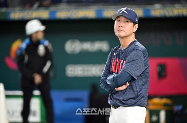 대한민국 야구대표팀의 류지현 감독이 9일 일본 도쿄 도쿄돔에서 열리는 2026 월드베이스볼클래식(WBC) 조별리그 호주과의 경기에 앞서 선수들의 훈련을 지켜보고 있다. 도쿄(일본) | 박진업 기자 upandup@sportsseoul.com