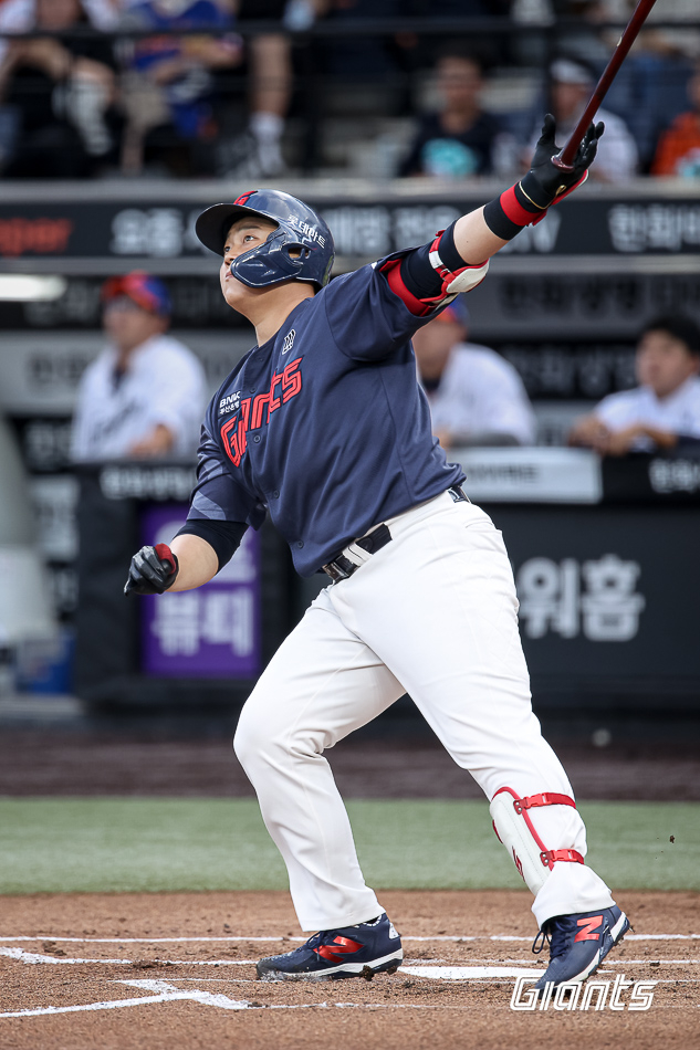 롯데 한동희가 29일 대전 한화생명 볼파크에서 열린 2026 KBO리그 한화전에서 홈런을 때린 뒤 타구를 바라보고 있다. 사진 | 롯데 자이언츠